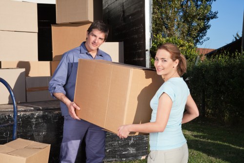 Moving staff checking a load and secure lifting method